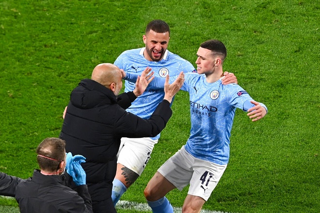 Khoảnh khắc Foden ăn mừng cùng HLV Pep Guardiola