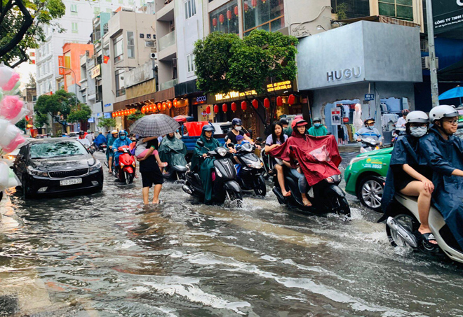 Đáng kể là tuyến đường Nguyễn Trãi, quận 1 đoạn dài 300m về khu vực vòng xoay Phù Đổng ngập lênh láng. Nguyên nhân là do mưa lớn, nước thoát không kịp. Nước ngập khiến việc đi lại của người dân bị ảnh hưởng.