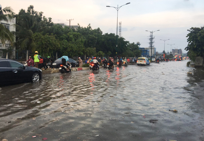 Tại TP Thủ Đức, cơn mưa lớn xuất hiện thời điểm khoảng 17h khiến nhiều tuyến đường ngập nặng.