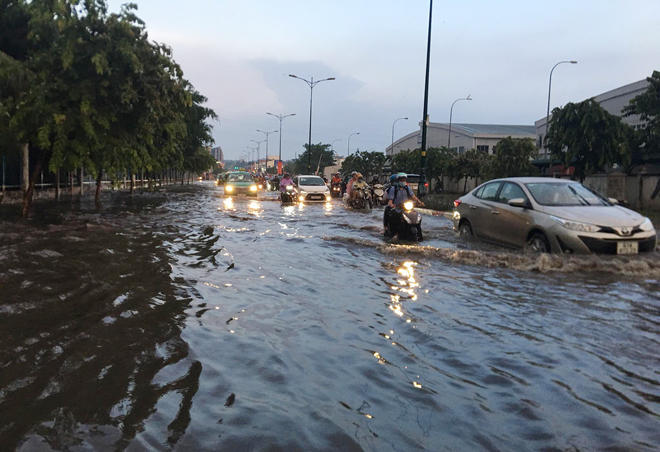 Trong đó, tuyến đường Lê Văn Việt đoạn qua khu vực cầu Bến Nọc giáp ranh giữa phường Long Thạnh Mỹ và Tân Phú ngập nặng hơn nửa mét, kéo dài hàng trăm .