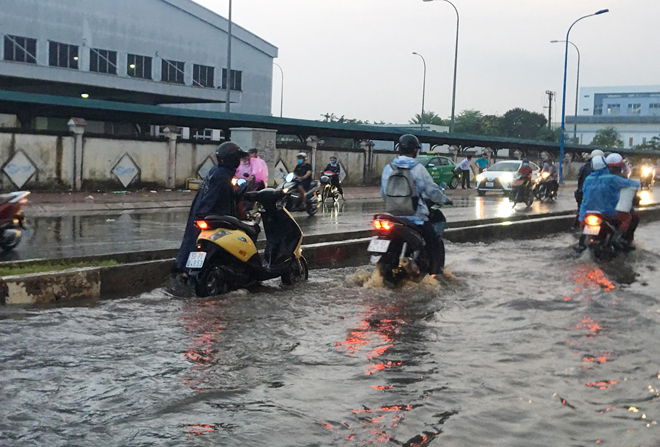 Nước ngập khiến xe chết máy hàng loạt, nhiều người phải tìm chỗ để sửa xe.