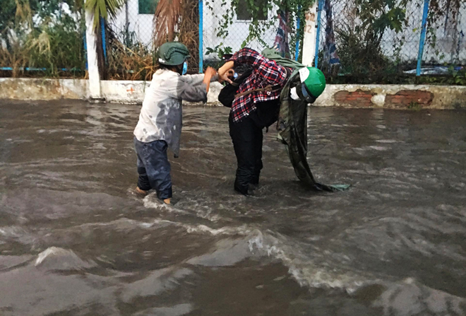 Đến 18h, người dân vẫn ‘bơi’ trên đường ngập để tìm đường về nhà.