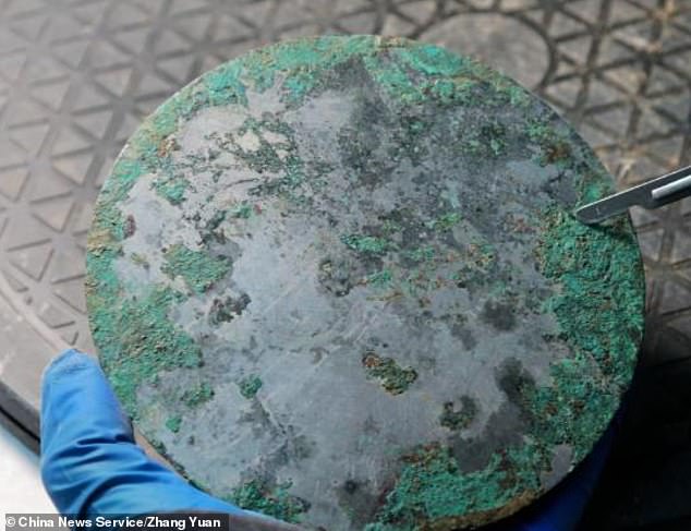 Một chiếc gương cổ làm bằng đồng mới được các nhà khảo cổ khai quật ở Trung Quốc.