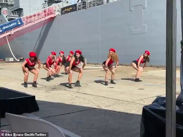 Nhóm vũ công nhảy sexy trong sự kiện ra mắt tàu chiến mới của Úc.