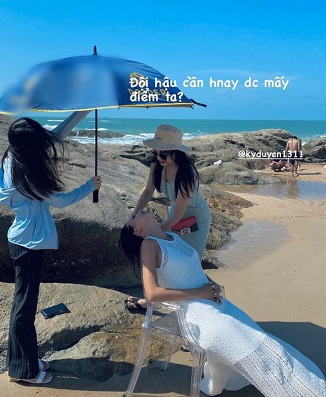 Ở hậu trường, Hoa hậu Việt Nam 2014 cưng chiều cô bạn thân hết mực. Dưới cái nắng oi ả, Kỳ Duyên tận tình hỗ trợ Minh Triệu.
