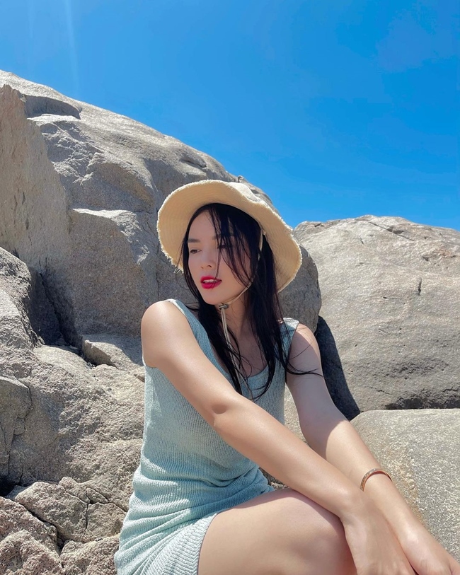 Hoa hậu Kỳ Duyên vừa đăng tải khoảnh khắc xinh đẹp, lãng mạn bên bờ biển khi tới đây hỗ trợ cô bạn thân Minh Triệu thực hiện một bộ ảnh thời trang.
