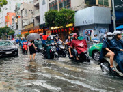 Tin tức trong ngày - Mưa lớn gây ngập, người Sài Gòn lại “bơi” tìm đường về nhà