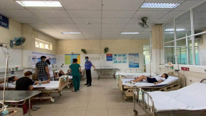 Các em học sinh được chăm sóc tại Bệnh viện Đa khoa Hòa Vang. Ảnh: TA