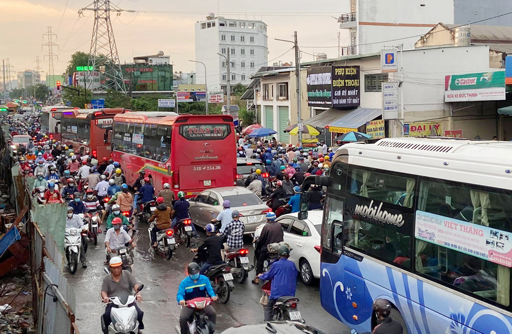 Mưa ngoài gây ngập đường còn khiến người dân TP.HCM phải chịu cảnh kẹt xe nghiêm trọng. Tại đường Lê Trọng Tấn, đoạn giáp quận Bình Tân và Tân Phú các phương tiện xếp hàng dài. Người dân phải hứng trọn “combo” ngập nước kẹt xe