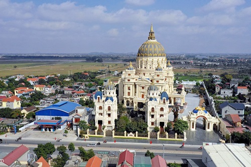 Công trình được lấy ý tưởng từ Nhà thờ Thánh Peter và những công trình ở Vatican (Italy) kết hợp với một số chi tiết thuần Việt và sở thích của gia chủ. Khuôn viên rộng khoảng 10.000 m2 với hệ thống cổng và rào chắn kiên cố bao quanh. Mặt sàn xây dựng của tòa lâu đài chính 6 tầng này khoảng 2.000 m2.