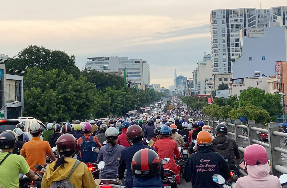 Bên cạnh đó, đường Cộng Hòa đoạn từ Hoàng Hoa Thám đến Út Tịch, kẹt xe kéo dài, hàng nghìn phương tiện xếp hàng dài di chuyển hết sức khó khăn.