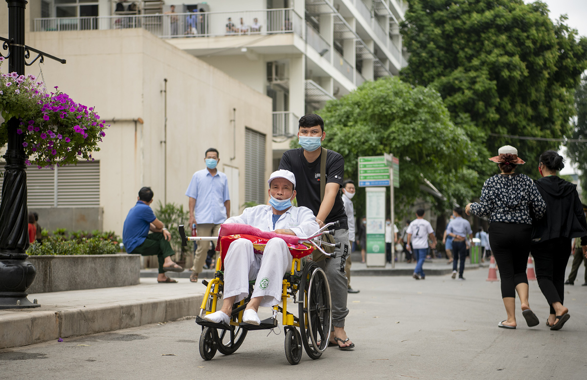 Với việc phải tự chủ và áp lực đổi mới, Bệnh viện Bạch Mai đang dần “thay da đổi thịt” để thay đổi cảnh quan cũng như nâng cao dịch vụ.