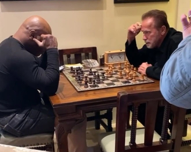 Tyson (trái) đấu cờ vua với huyền thoại thể hình