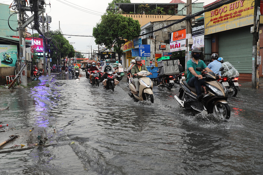 Trong rạng sáng nay, cơn mưa lớn kèm sấm, sét cực mạnh đã xảy ra trên địa bàn toàn thành phố gây ngập một số tuyến đường như Phan Anh (quận 6), Nguyễn Văn Khối (quận Gò Vấp), Tô Ngọc Vân (TP Thủ Đức)…