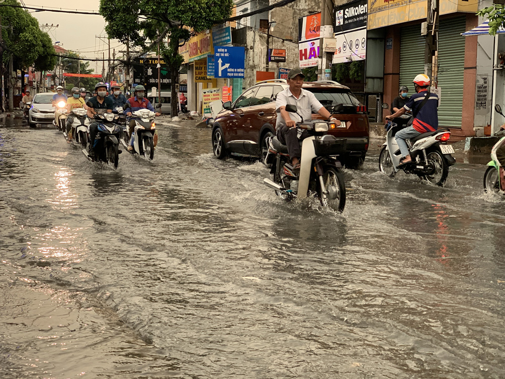 Mưa lớn khoảng hơn 30 phút, nước từ các khu vực cao đổ về đường Tô Ngọc Vân, Linh Đông khiến nơi đây ngập lênh láng. Theo Đài khí tượng thuỷ văn khu vực Nam bộ, đêm 15/4 và sáng sớm 16/4 các khối mây đối lưu gây mưa rào và dông cho các tỉnh Bà Rịa-Vũng Tàu, Đồng Nai, Bình Dương sau đó phát triển, di chuyển mạnh hơn đến TP.HCM gây mưa dông, có nơi mưa vừa, mưa to.