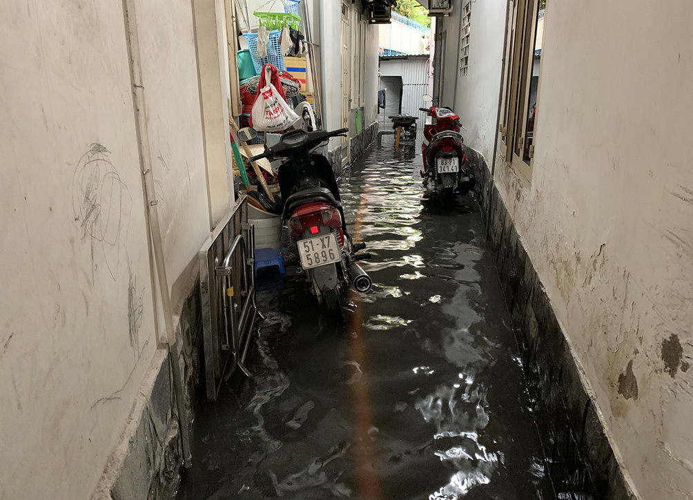 Một dãy nhà trọ bên đường Linh Đông cũng bị ngập nước&nbsp;sau cơn mưa sáng nay.