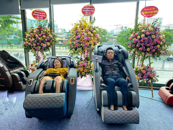 Khách hàng hào hứng trải nghiệm các dòng ghế massage cao cấp trong ngày khai trương Chợ Ghế Massage cơ sở 1095 Giải Phóng (Hoàng Mai, Hà Nội).