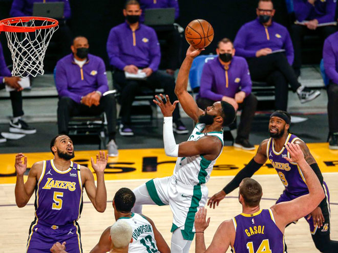 Jaylen Brown (cầu thủ cầm bóng) có trận đấu bùng nổ