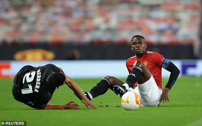 Dính chấn thương đầu gối, Pogba ra nghỉ sau khi hiệp 1 kết thúc