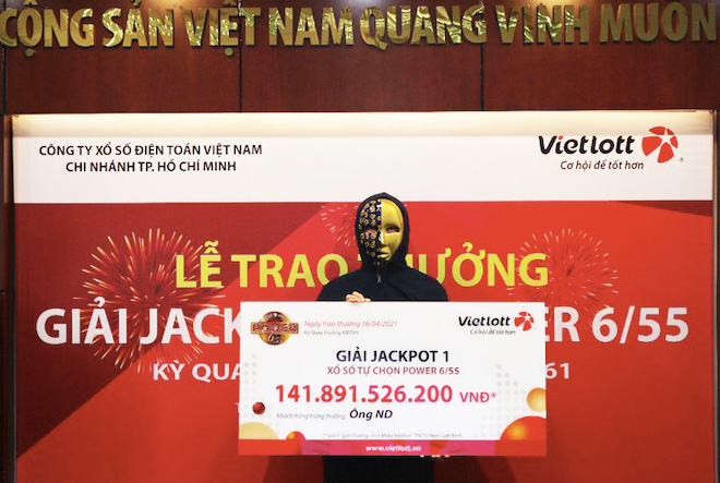 Ông D. đeo mặt nạ khi nhận giải để bảo mật hình ảnh cá nhân.