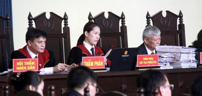 Chủ tọa phiên tòa, thẩm phán Nguyễn Thị Thùy Hương tại phiên xét xử vụ đánh bạc nghìn tỷ