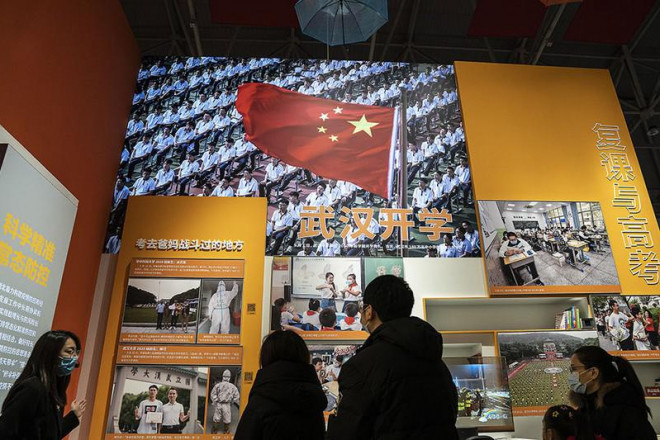 Người dân Trung Quốc xem triển lãm về cuộc chiến chống dịch COVID-19 tại một bảo tàng ở TP Vũ Hán hồi tháng 2. Ảnh: GETTY IMAGES