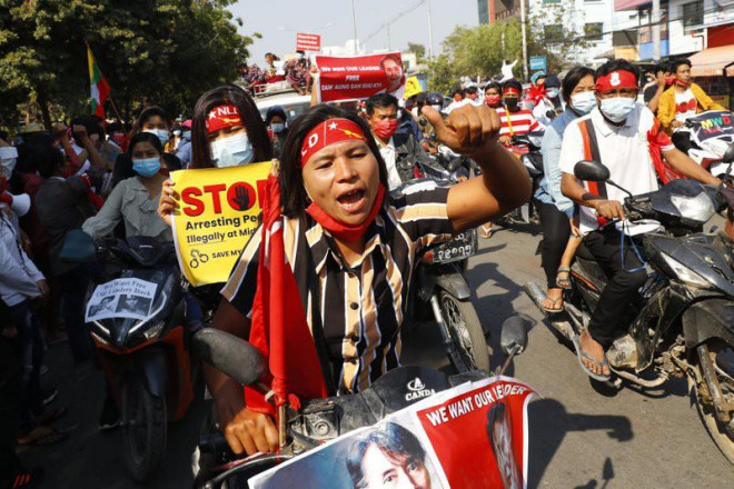 Biểu tình phản đối chính biến tại Myanmar. Ảnh: AP