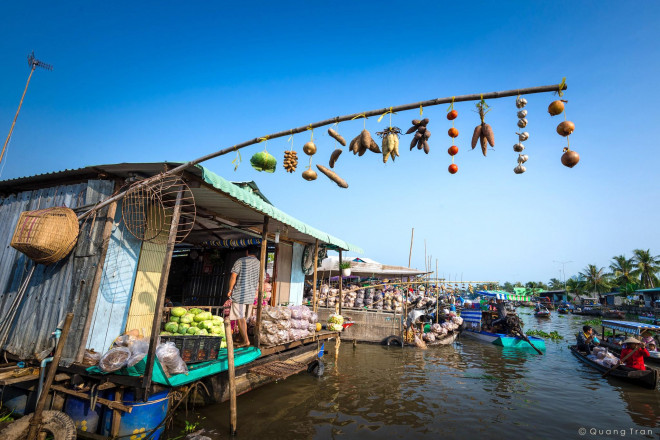 Những cây bẹo treo lủng lẳng đủ loại nông sản.&nbsp;Ảnh: Quang Tran