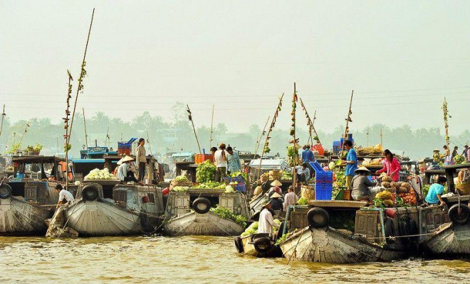 Chợ nổi Cái Bè họp từ sáng sớm đến tận tối khuya. Ảnh: travel.com.