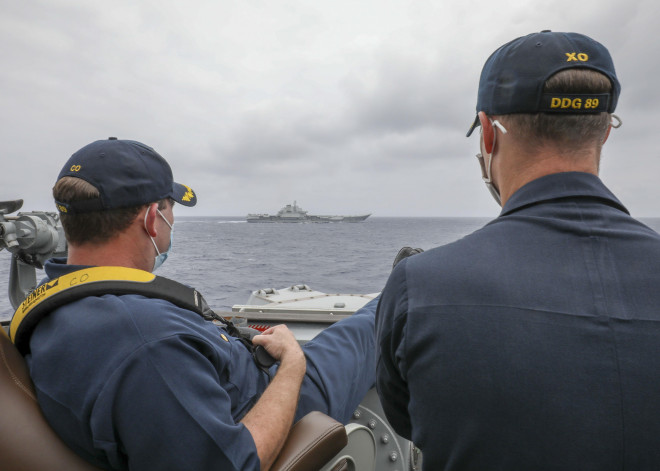 Thuyền trưởng tàu khu trục USS Mustin, ông Robert J Briggs, cùng cấp phó Richard D Slye theo dõi hoạt động của tàu sân bay Liêu Ninh. Ảnh: Hải quân Mỹ