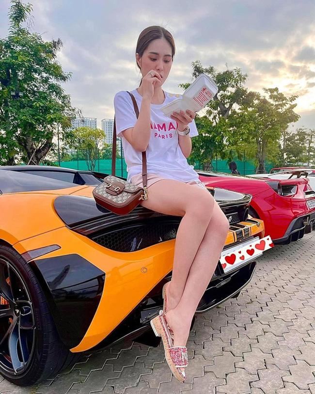 Người đẹp, doanh nhân Đoàn Di Băng cũng gây chú ý khi ngồi trên siêu xe, ăn uống giản dị. Chiếc xe được đoán có giá khoảng 24 tỷ.
