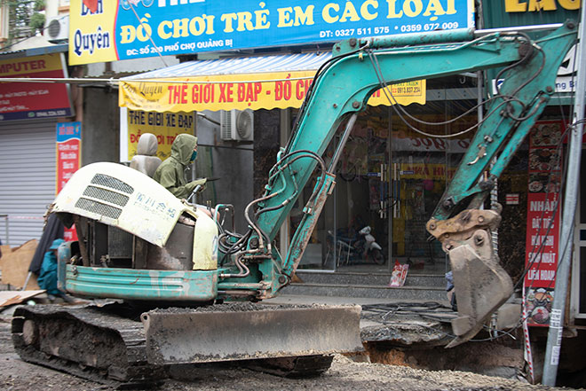 &nbsp; Trước đó, Viện Khoa học thủy lợi Việt Nam đề xuất thực hiện theo nhiều bước. Trước hết, khu vực sụt lún phải được dọn dẹp mặt bằng và lấp đầy hố bằng những vật liệu phù hợp. Để lấp hố, lớp dưới cùng sẽ được đổ đá hộc dày 1m, tiếp đến đầm nền và trải lớp cát để chèn chặt lớp nền này. Đơn vị thi công sẽ khoan lỗ để phun hỗn hợp ximăng và bentonite nhằm cứng hóa khu vực sụt lún. Hoàn thành công đoạn trên, đơn vị thi công trải vải địa kỹ thuật gia cố 2 lớp tăng cường phía trên vật liệu, lấp đầy hố sụt lún. Cuối cùng là xử lý các hạng mục thoát nước, hạ ngầm và mặt đường. Đơn vị nghiệm thu sẽ thử tải và quan trắc sau khi xử lý.