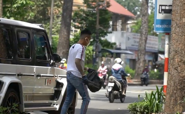 Hình ảnh đại gia Minh Nhựa xuất hiện cùng chiếc siêu xe đi nhặt rác đã nhận được quan tâm lớn từ cộng đồng mạng thời điểm đó.
