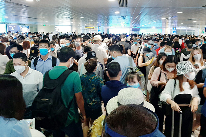 Khu vực kiểm soát an ninh tại nhà ga quốc nội sân bay Tân Sơn Nhất liên tục tái diễn tình cảnh ùn tắc nghiêm trọng khiến nhiều người phải xếp hàng cả giờ