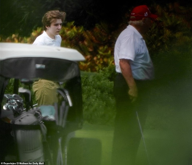 Barron Trump cùng bố đi đánh golf tại West Palm Beach, Florida, Mỹ.