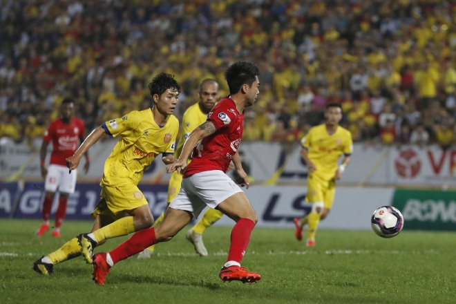 Nam Định (áo vàng)&nbsp;là đội sở hữu hàng công mạnh nhất&nbsp;và hàng thủ... tệ nhất V-League