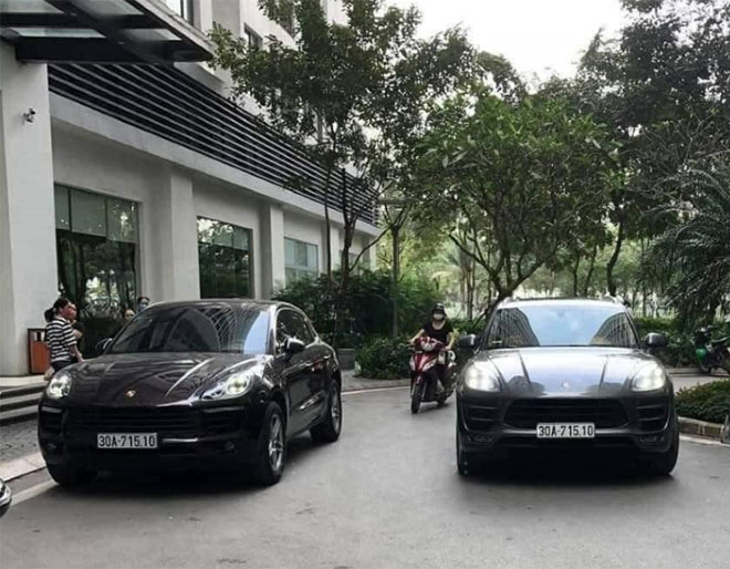 Hai chiếc xe Porsche Macan cùng mẫu mã và biển số, chỉ khác màu