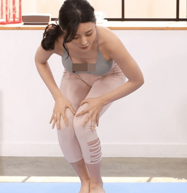 Bộ môn yoga được phái đẹp vô cùng quan tâm,chẳng cần đến phòng tập, những clip dạy yoga trên mạng xã hội cũng nhiều người yêu thích vì các chị em có thể luyện tập trực tiếp ngay tại nhà.
