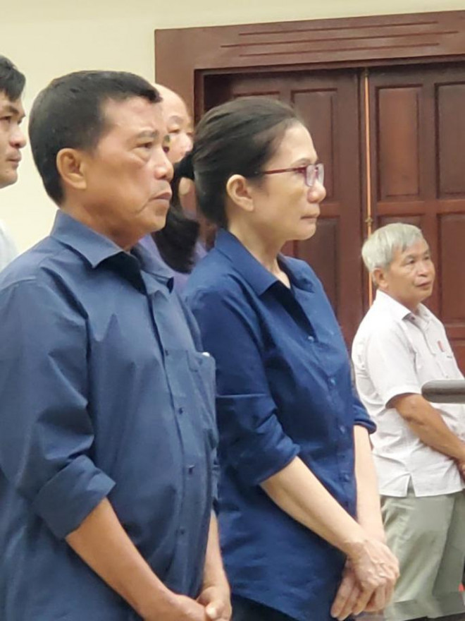 Bị cáo Nguyễn Thị Hoàng Oanh (giữa) tại phiên phúc thẩm