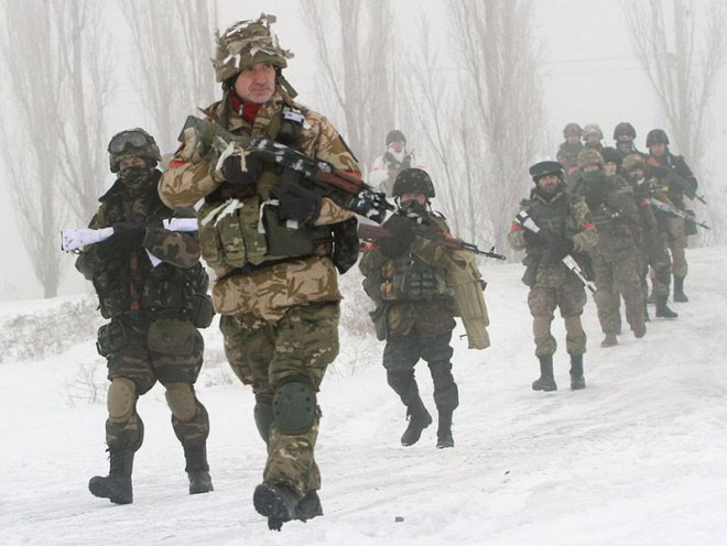 Binh sĩ Ukraine trong một lần tuần tra ở TP Luhansk thuộc vùng Donbass (Đông Ukraine)&nbsp;gần biên giới Nga. Ảnh: REUTERS