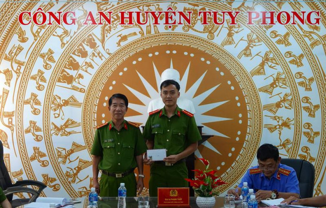 Đại tá Phạm Thật thưởng nóng lực lượng truy bắt. Ảnh Như Ý