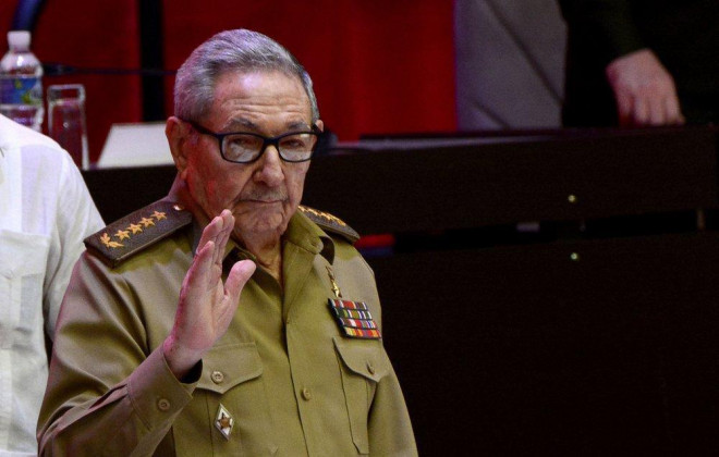 Ông Raul Castro vẫy tay chào khi kết thúc nhiệm kì lãnh đạo cuối cùng. Ảnh: AP