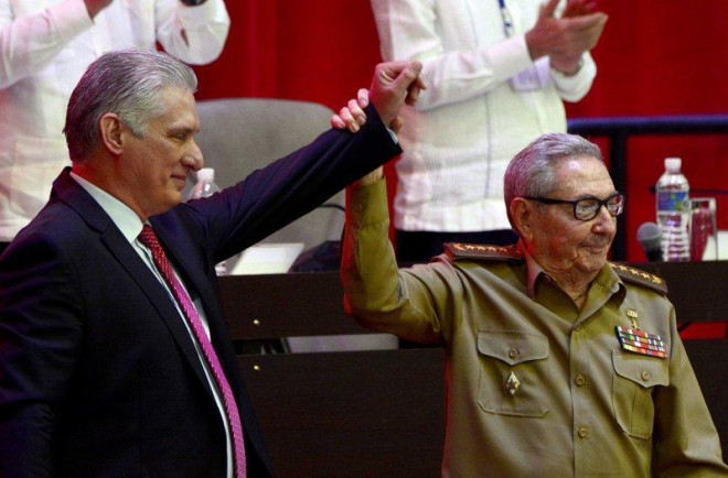 Ông Raul Castro chúc mừng ông Miguel Diaz-Canel sau khi được bầu làm Bí thư Thứ nhất Đảng Cộng sản Cuba ngày 19/4. Ảnh: AP