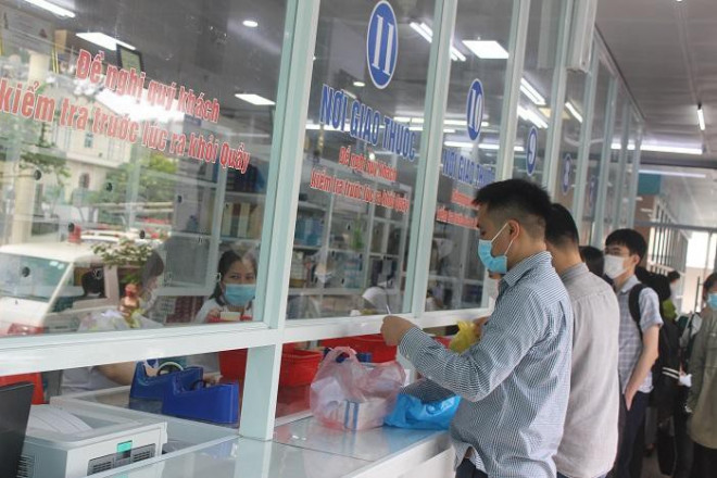 Từ 10 nhà thuốc nằm rải rác trong khuôn viên, hiện Bệnh viện Bạch Mai chỉ còn 5 nhà thuốc