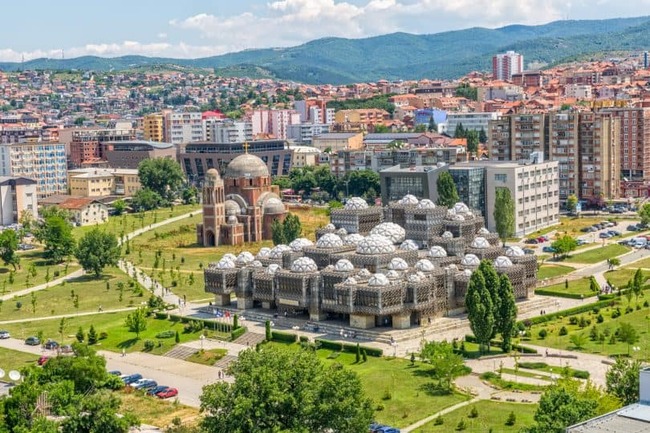Pristina, Kosovo: Thành phố nhỏ này là nơi tổ chức các dự án nghệ thuật du mục Manifesta vào năm 2022, đồng thời là nơi có nhiều quán cà phê rất thú vị và hấp dẫn.

