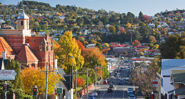 Launceston, Tasmania: Du khách đến với vùng đất dễ thương này sẽ bị hấp dẫn bởi các tour du lịch thú vị qua các vườn nho và khung cảnh làm rượu đầy ấn tượng.
