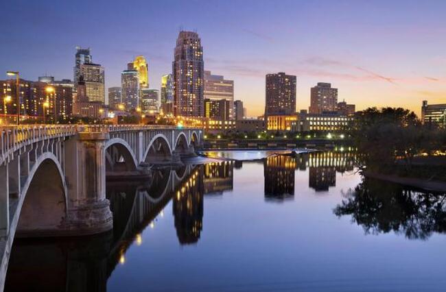 Minneapolis, Minnesota, Mỹ: Những con phố xinh xắn với kiến trúc hiện đại cùng những hàng cây xanh mát nằm dọc theo lối đi sẽ khiến bạn nhanh chóng bị mê hoặc.
