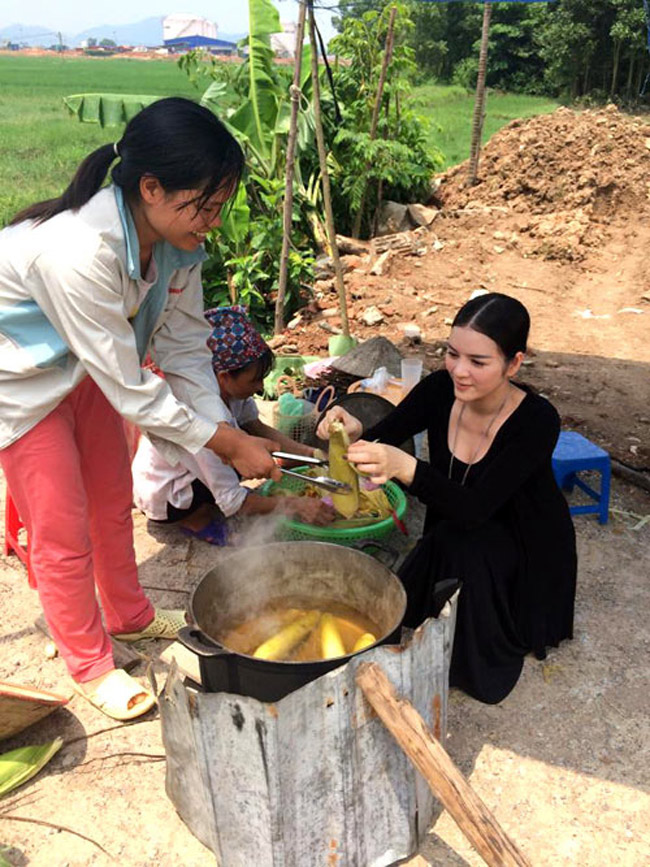 Nhưng khi đi ăn ngoài đường, cô lại rất đỗi gần gũi, không ngại lấm lem&nbsp;quần áo.
