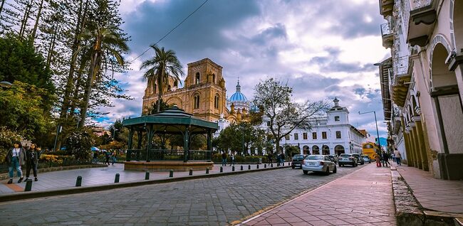 Cuenca, Ecuador: Là một thành phố hoàn hảo để du khách đến thưởng thức những di sản thế giới tuyệt đẹp đã được UNESCO công nhận, cùng phong cảnh thiên nhiên ấn tượng nằm trong công viên quốc gia El Cajas.
