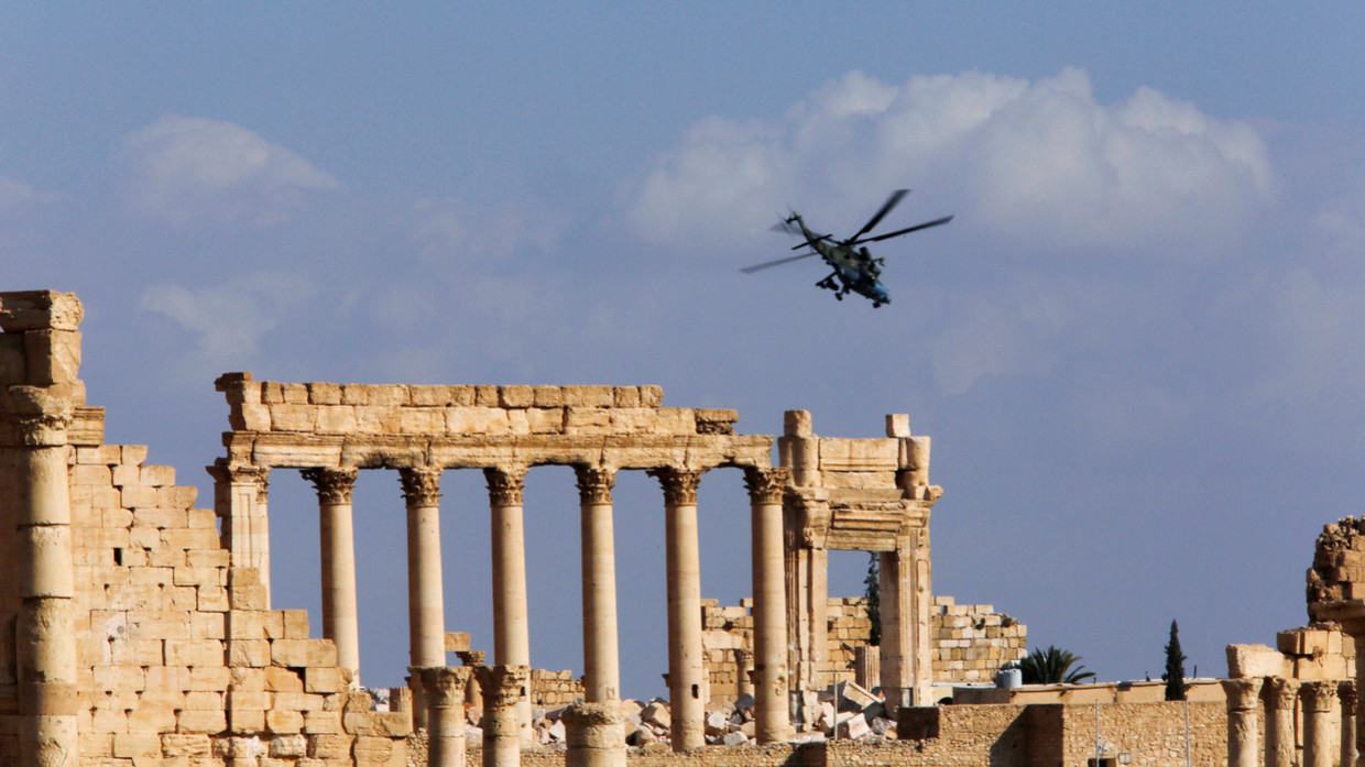 Trực thăng bay trên thành phố cổ Palmyra, Syria năm 2017.